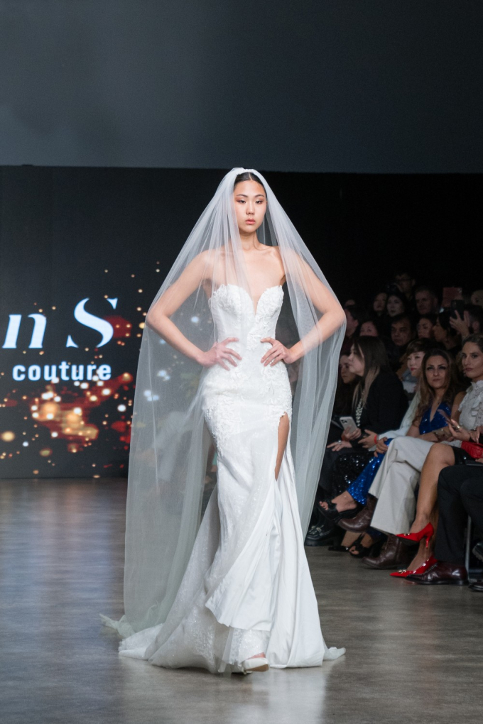 NTK Trần Phương Hoa ra mắt BST mới tại Vancouver Fashion Week