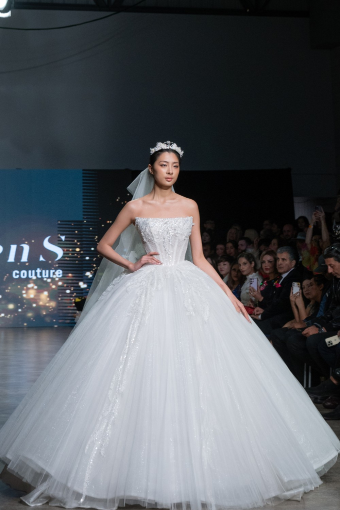 NTK Trần Phương Hoa ra mắt BST mới tại Vancouver Fashion Week