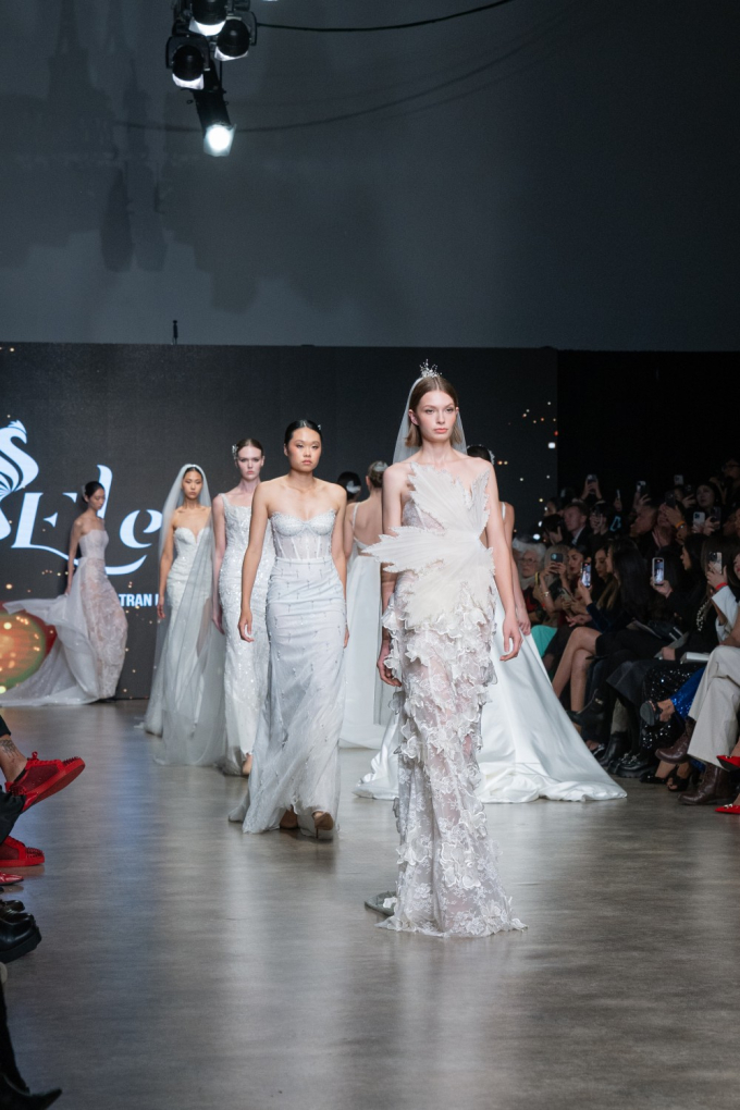 NTK Trần Phương Hoa ra mắt BST mới tại Vancouver Fashion Week