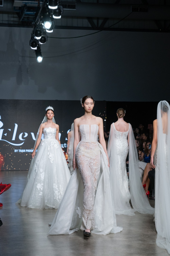 NTK Trần Phương Hoa ra mắt BST mới tại Vancouver Fashion Week