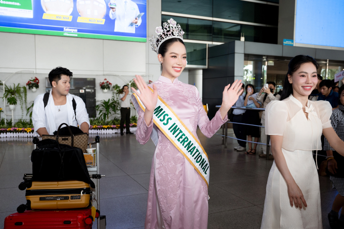 Tân Hoa hậu Quốc tế - Thanh Thủy diện áo dài, giới thiệu cảnh quan TPHCM đến khán giả quốc tế