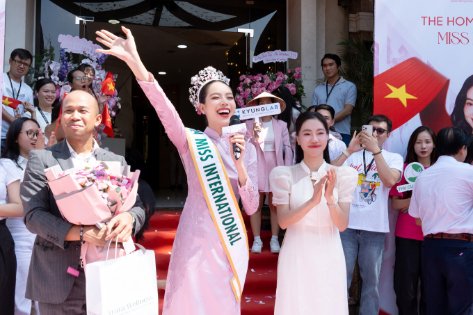 Tân Hoa hậu Quốc tế - Thanh Thủy diện áo dài, giới thiệu cảnh quan TPHCM đến khán giả quốc tế