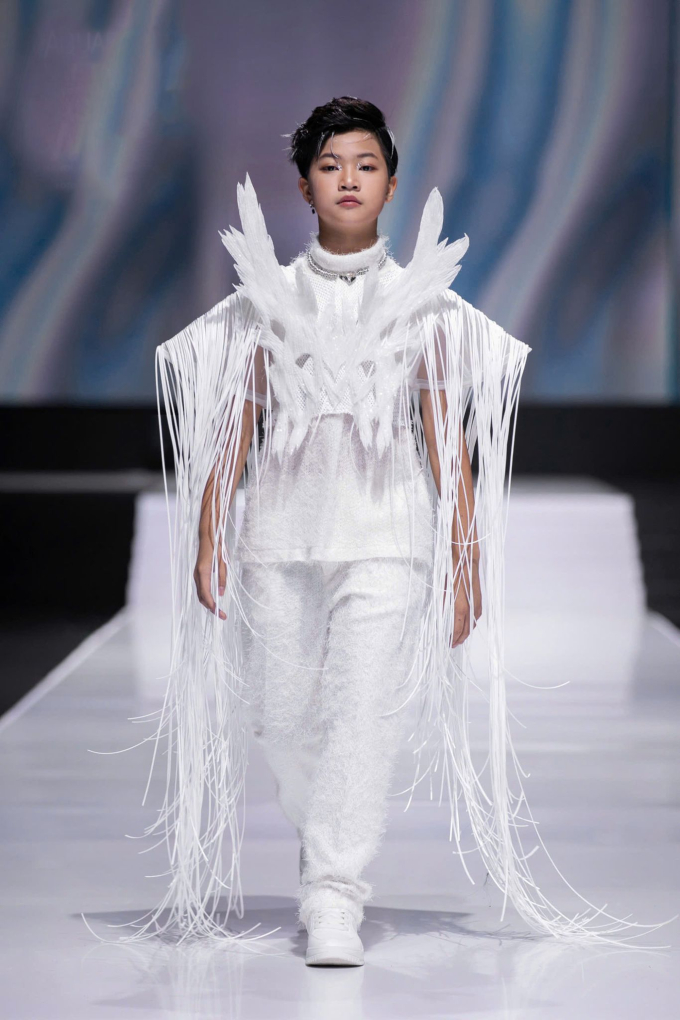 Vietnam International Fashion Week: Mẫu nhí Phong Thiên hóa chiến binh trong BST của Ivan Trần