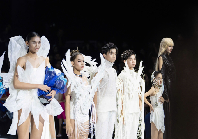 Vietnam International Fashion Week: Mẫu nhí Phong Thiên hóa chiến binh trong BST của Ivan Trần