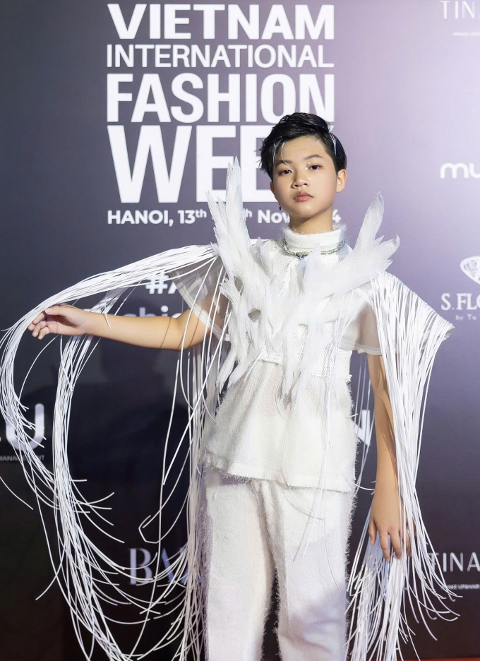 Vietnam International Fashion Week: Mẫu nhí Phong Thiên hóa chiến binh trong BST của Ivan Trần