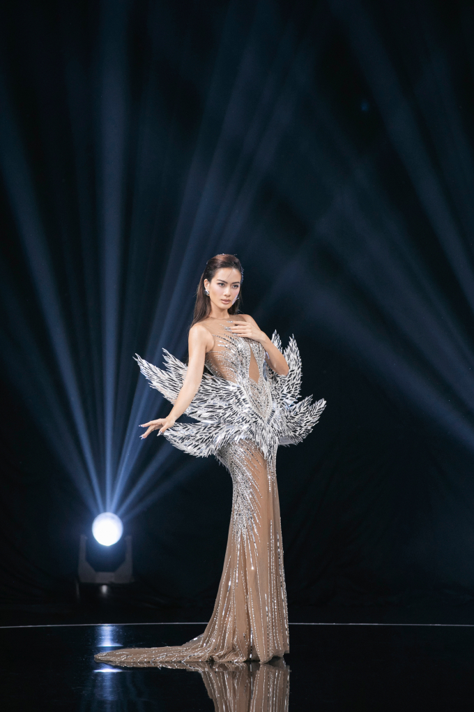 Thanh Hằng diễn vedette, Ý nhi tái xuất sàn runway tại show của NTK Hà Thanh Việt