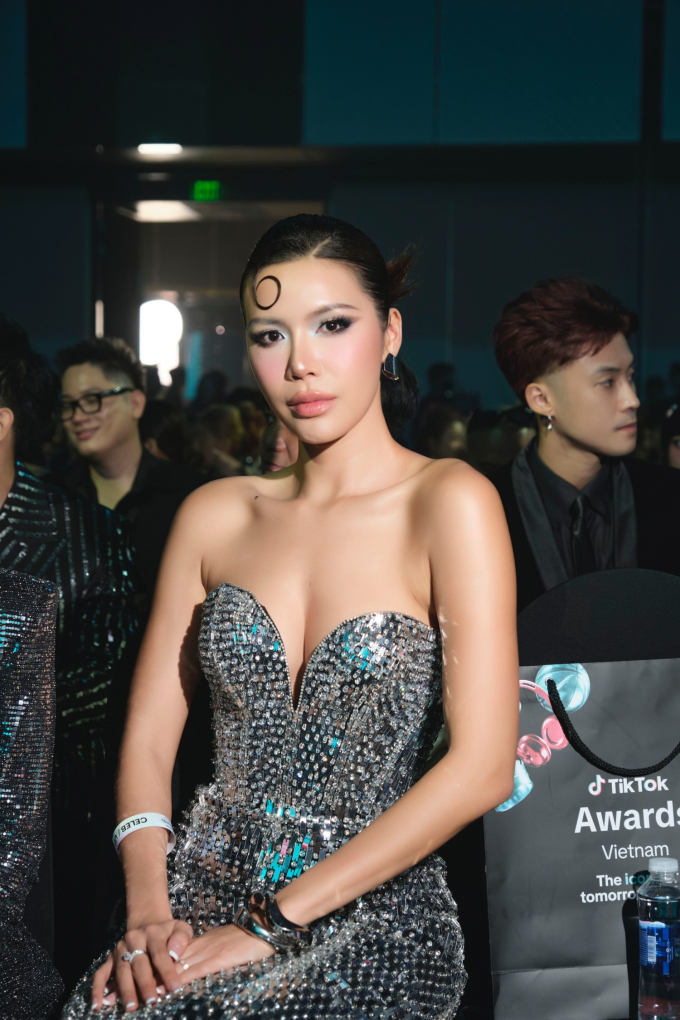 Thảm đỏ TikTok Awards Việt Nam 2024: Ngàn sao hội tụ, dàn nghệ sĩ đọ sức hút với trang phục ánh kim lấp lánh