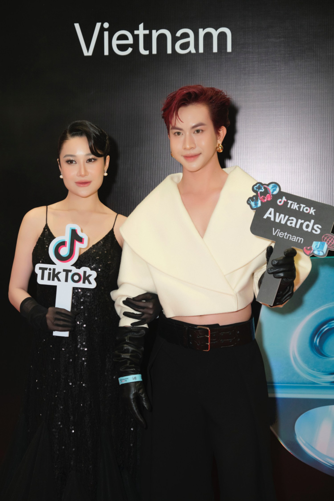 Thảm đỏ TikTok Awards Việt Nam 2024: Ngàn sao hội tụ, dàn nghệ sĩ đọ sức hút với trang phục ánh kim lấp lánh