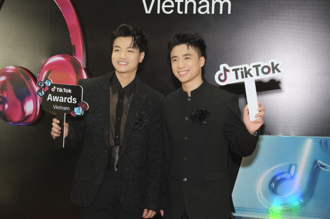 Ninh Anh Bùi nói lời cảm ơn đặc biệt, ôm chầm Nguyễn Tùng Dương khi nhận giải TikTok Awards Vietnam 2024