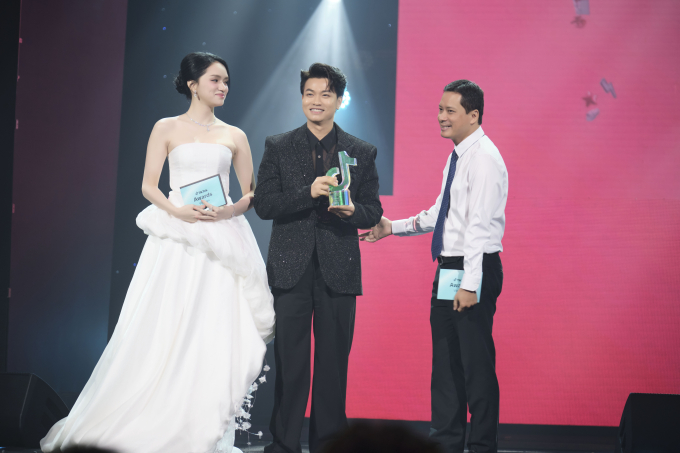 Ninh Anh Bùi nói lời cảm ơn đặc biệt, ôm chầm Nguyễn Tùng Dương khi nhận giải TikTok Awards Vietnam 2024