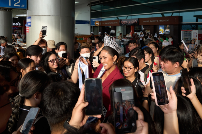 Xuân Hạnh cùng fan Việt ra sân bay chia tay Miss Cosmo - Tata Juliastrid về Indonesia