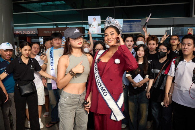 Xuân Hạnh cùng fan Việt ra sân bay chia tay Miss Cosmo - Tata Juliastrid về Indonesia