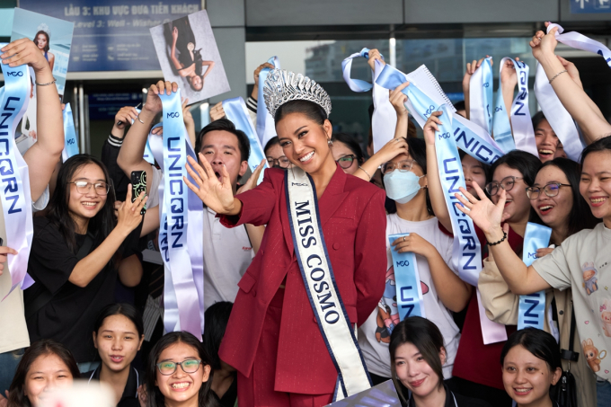 Xuân Hạnh cùng fan Việt ra sân bay chia tay Miss Cosmo - Tata Juliastrid về Indonesia