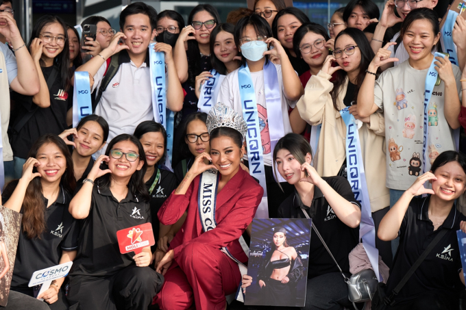 Xuân Hạnh cùng fan Việt ra sân bay chia tay Miss Cosmo - Tata Juliastrid về Indonesia