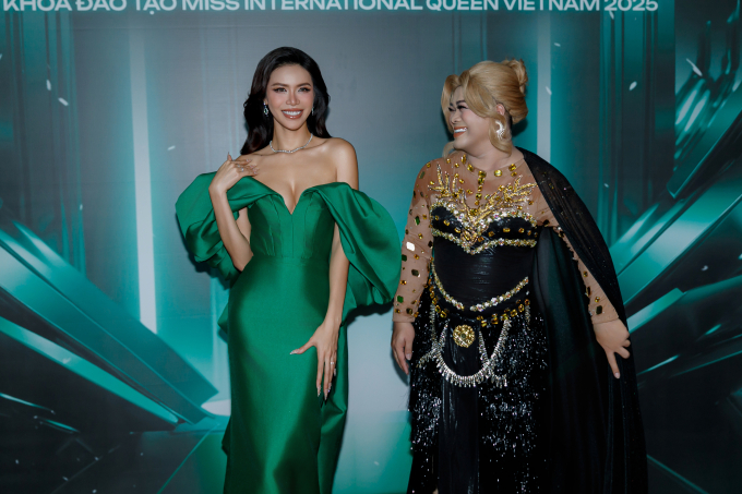 Minh Tú khoe vai trần, đánh giá thí sinh cực sắc sảo tại Miss International Queen Vietnam 2025