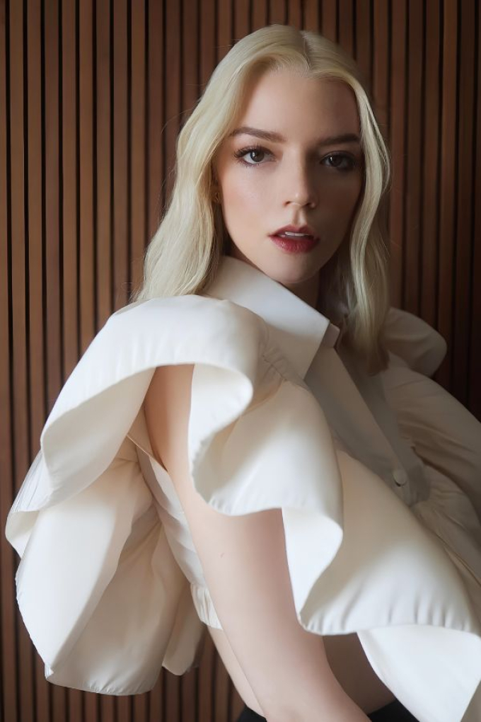 “Búp bê sống” Anya Taylor-Joy được khen ngợi khi diện thiết kế của NTK Công Trí