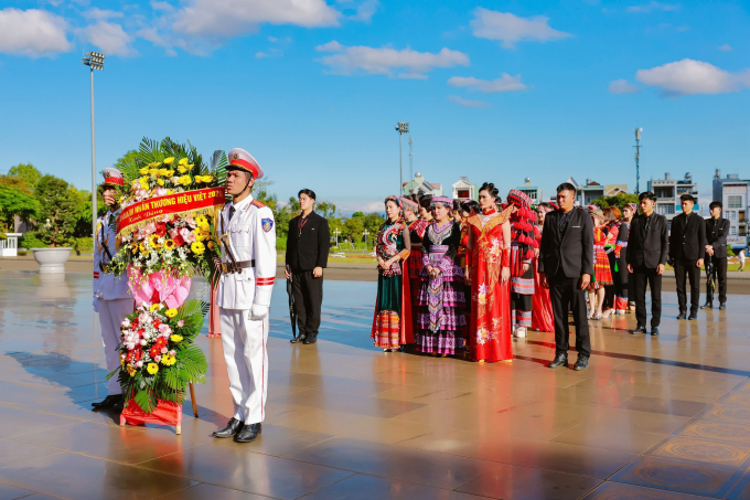 Thí sinh Hoa hậu Thương hiệu Việt Nam 2024 diễn trang phục dân tộc tại Quảng trường Đại Đoàn Kết - Gia Lai