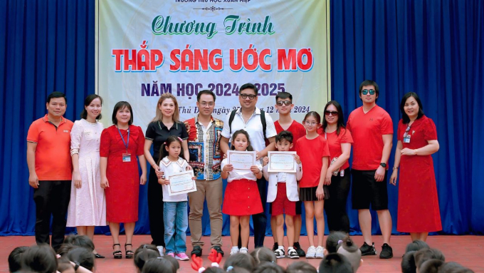 Thanh Thảo cùng con gái Talia về Việt Nam trao quà tặng cho học sinh có hoàn cảnh khó khăn