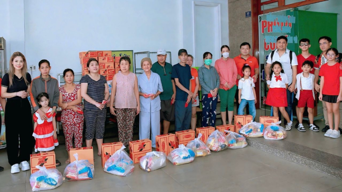 Thanh Thảo cùng con gái Talia về Việt Nam trao quà tặng cho học sinh có hoàn cảnh khó khăn