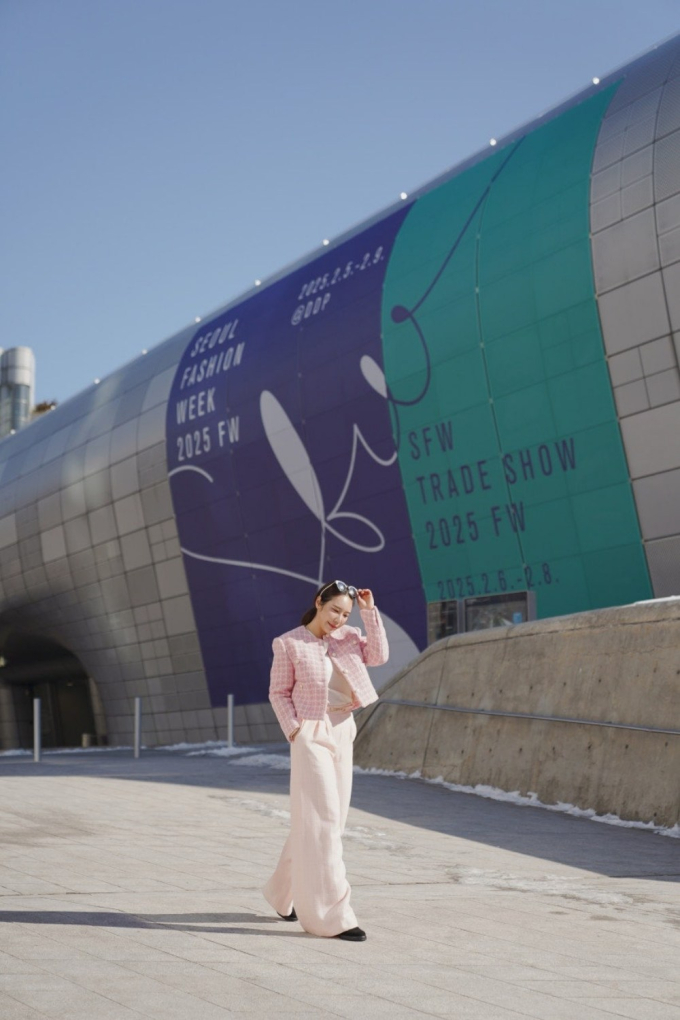 Nghệ sĩ violin Hàn Quốc Jmi Ko và CEO Trần Việt Bảo Hoàng diện đồ của NTK Việt tại Seoul Fashion Week 2025