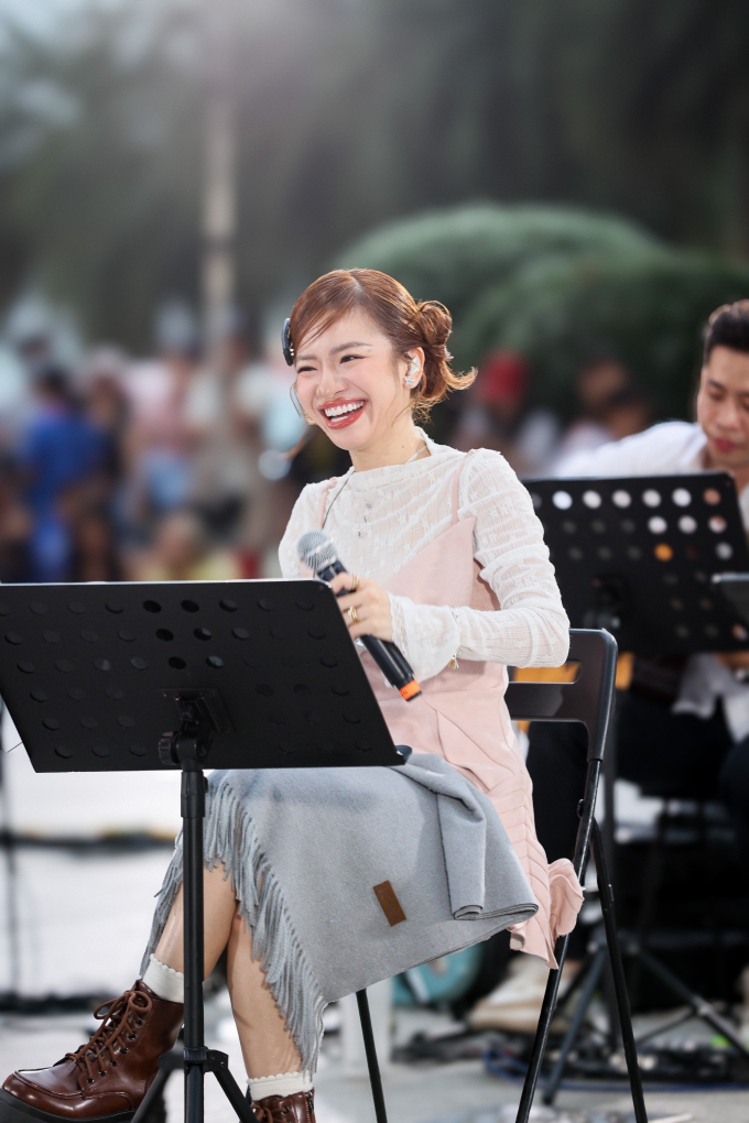 Xuân hạ thu đông rồi lại xuân mùa 3: Hương Tràm lần đầu hát hit Em gái mưa bằng tiếng Anh