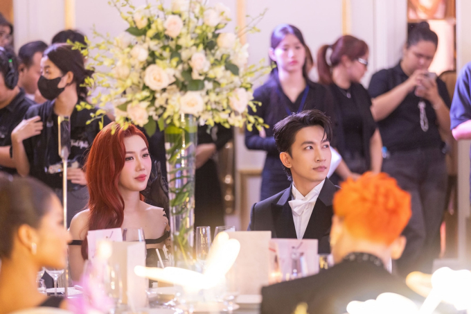 Quốc Anh bất ngờ tặng hoa cho Tiểu Vy tại “lễ đường”, Võ Cảnh gọi Thúy Ngân là người đặc biệt