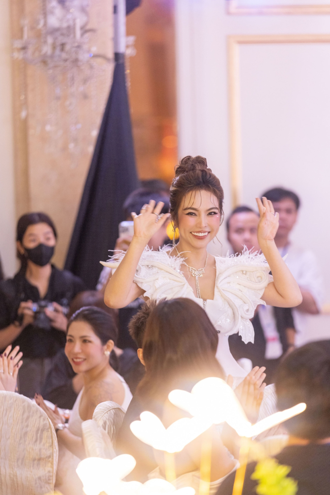 Quốc Anh bất ngờ tặng hoa cho Tiểu Vy tại “lễ đường”, Võ Cảnh gọi Thúy Ngân là người đặc biệt