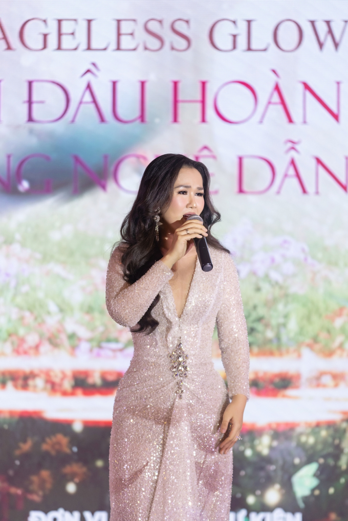 Quốc Anh bất ngờ tặng hoa cho Tiểu Vy tại “lễ đường”, Võ Cảnh gọi Thúy Ngân là người đặc biệt