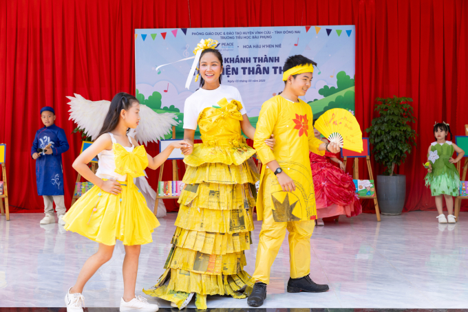 H’Hen Niê khánh thành thư viện thân thiện thứ 12, trình diễn thời trang cùng các em học sinh Đồng Nai