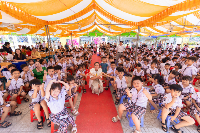 H’Hen Niê khánh thành thư viện thân thiện thứ 12, trình diễn thời trang cùng các em học sinh Đồng Nai