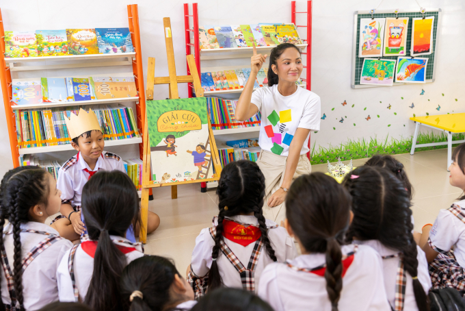 H’Hen Niê khánh thành thư viện thân thiện thứ 12, trình diễn thời trang cùng các em học sinh Đồng Nai