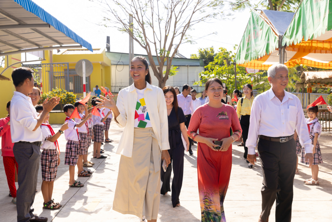 H’Hen Niê khánh thành thư viện thân thiện thứ 12, trình diễn thời trang cùng các em học sinh Đồng Nai