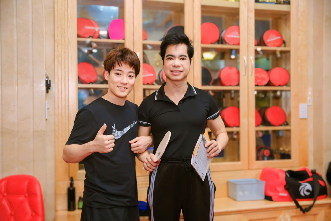 Ngọc Sơn dẫn nhà vô địch bóng bàn thế giới Satoshi Aida tham quan TP.HCM