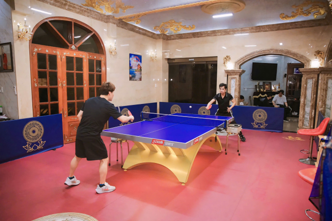 Ngọc Sơn dẫn nhà vô địch bóng bàn thế giới Satoshi Aida tham quan TP.HCM