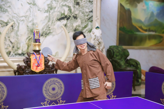 Ngọc Sơn dẫn nhà vô địch bóng bàn thế giới Satoshi Aida tham quan TP.HCM