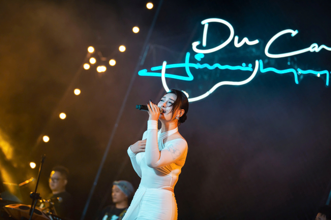 Jimmii Nguyễn lần đầu trình diễn live hit Cay tại chương trình Du ca: Về với biển