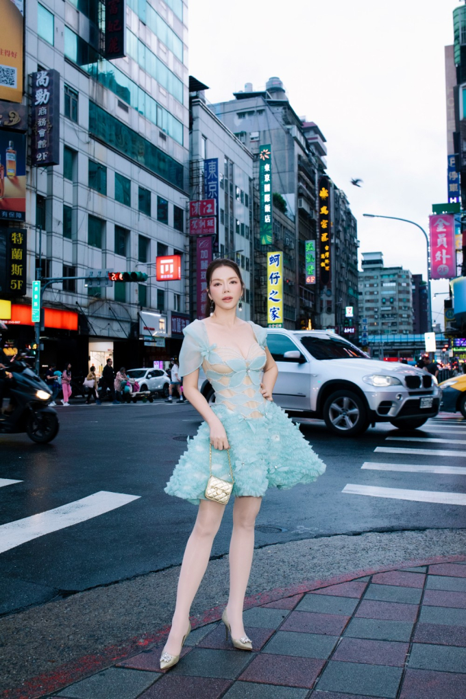 Lý Nhã Kỳ chụp ảnh street style, khoe nhan sắc quyến rũ giữa lòng Đài Bắc Lý Nhã Kỳ chụp ảnh street style, khoe nhan sắc quyến rũ giữa lòng Đài Bắc