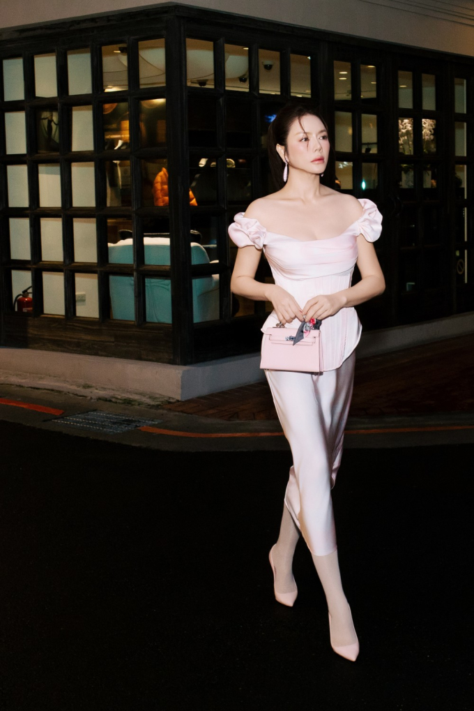 Lý Nhã Kỳ chụp ảnh street style, khoe nhan sắc quyến rũ giữa lòng Đài Bắc Lý Nhã Kỳ chụp ảnh street style, khoe nhan sắc quyến rũ giữa lòng Đài Bắc
