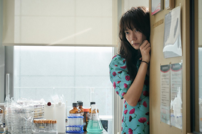 “Chị đại màn ảnh Hàn” Bae Doo-na lần đầu đóng phim lãng mạn, bị cuốn vào đại dịch virus tình yêu