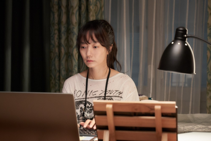 “Chị đại màn ảnh Hàn” Bae Doo-na lần đầu đóng phim lãng mạn, bị cuốn vào đại dịch virus tình yêu