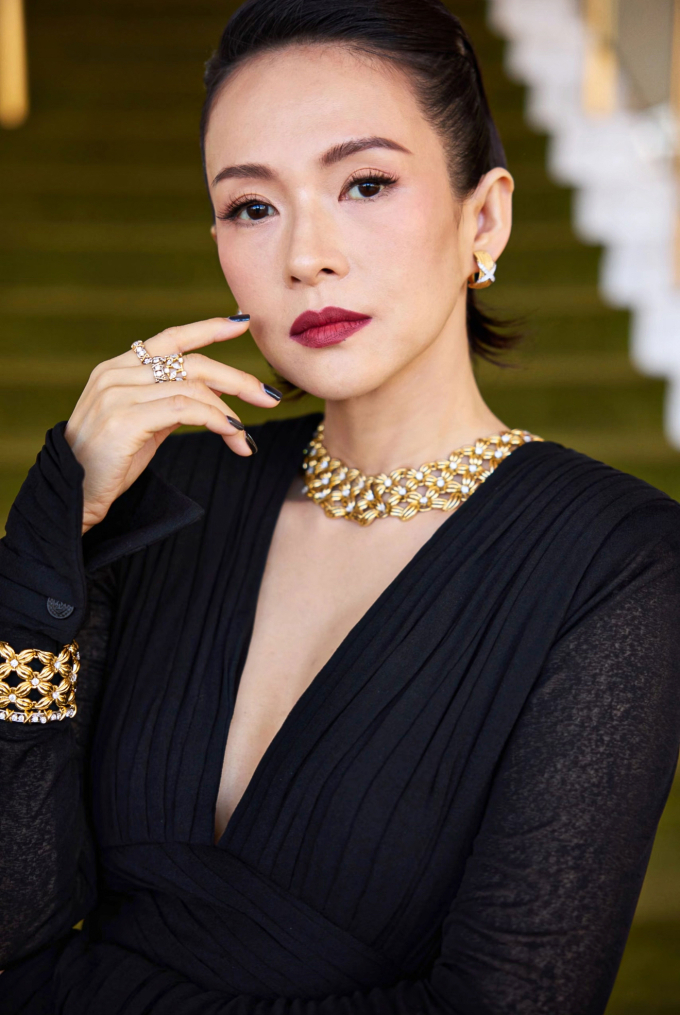 Biểu tượng điện ảnh châu Á Chương Tử Di tỏa sáng trong trang phục của NTK Công Trí Biểu tượng điện ảnh châu Á Chương Tử Di tỏa sáng trong trang phục của NTK Công Trí