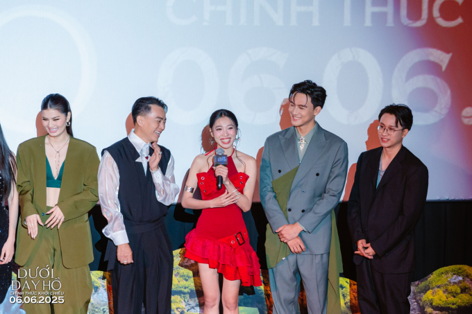 Karen Nguyễn - Thanh Duy bật khóc tại showcase, dàn cast Dưới đáy hồ lần đầu lên tiếng về các bản sao kinh dị