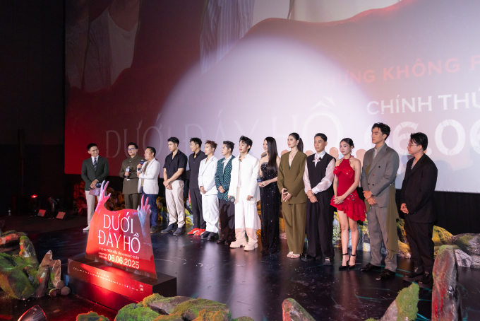 Karen Nguyễn - Thanh Duy bật khóc tại showcase, dàn cast Dưới đáy hồ lần đầu lên tiếng về các bản sao kinh dị