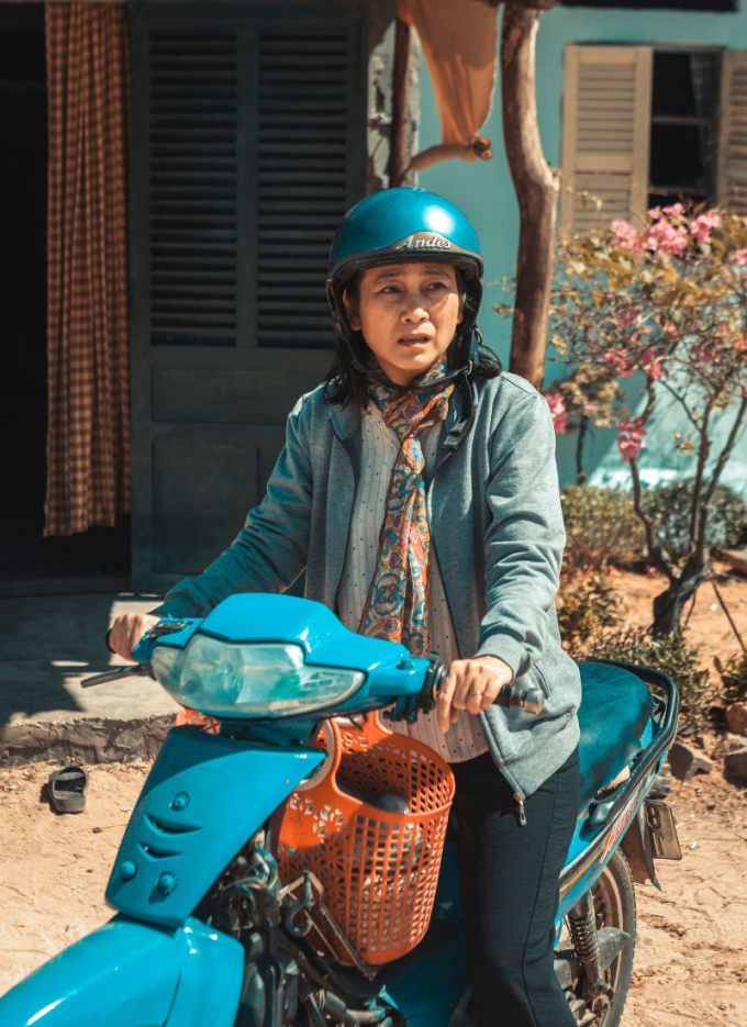 Người mẹ “mù chữ” của Lật mặt 8: Vì hạnh phúc mà nhẫn nhịn, vì chồng con mà gồng mình mạnh mẽ