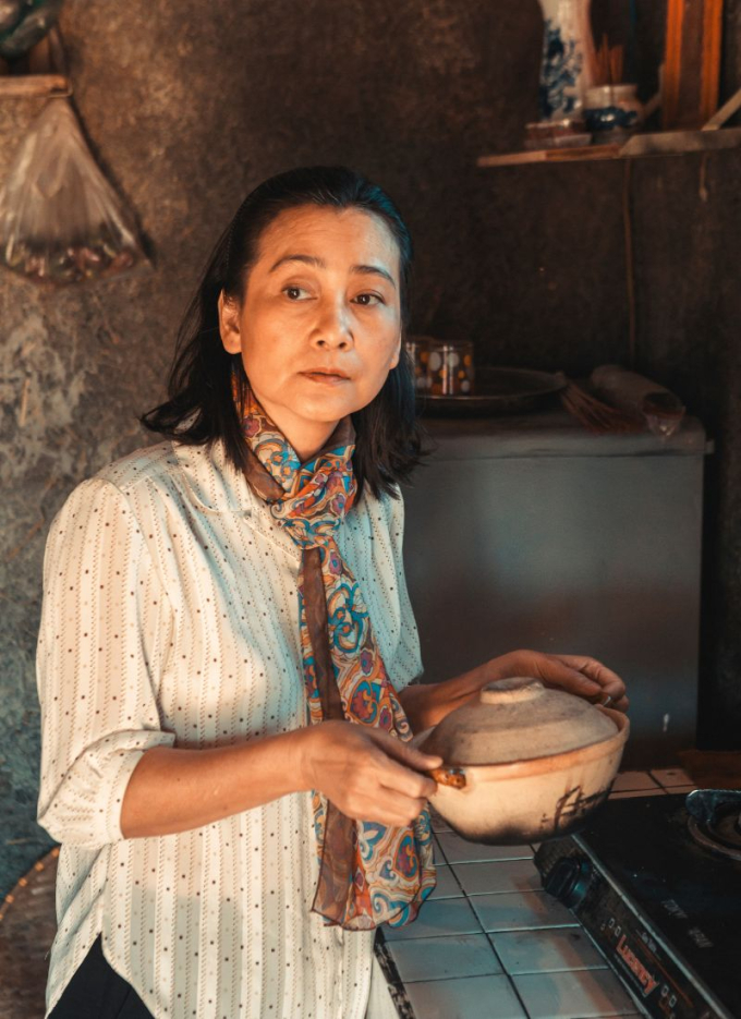 Người mẹ “mù chữ” của Lật mặt 8: Vì hạnh phúc mà nhẫn nhịn, vì chồng con mà gồng mình mạnh mẽ