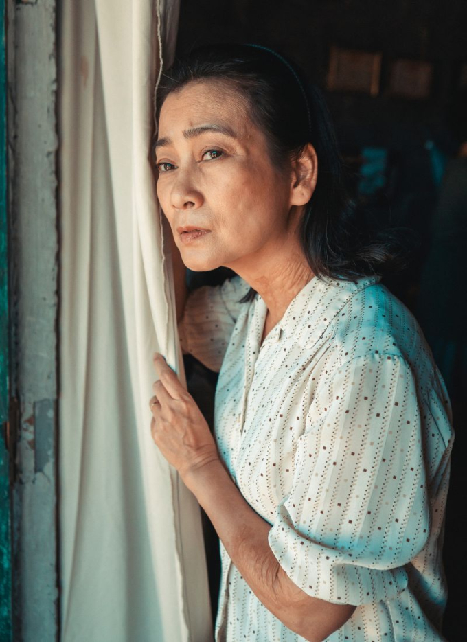 Người mẹ “mù chữ” của Lật mặt 8: Vì hạnh phúc mà nhẫn nhịn, vì chồng con mà gồng mình mạnh mẽ