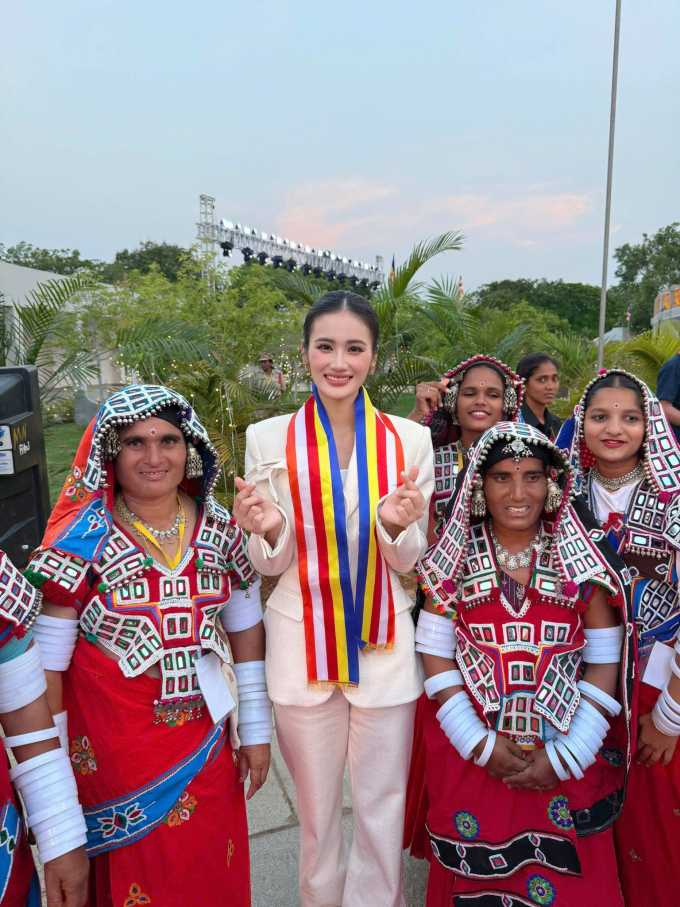 Hoa hậu Ý Nhi ghi điểm với loạt trang phục thanh lịch sau 9 ngày thi thố tại Miss World 2025