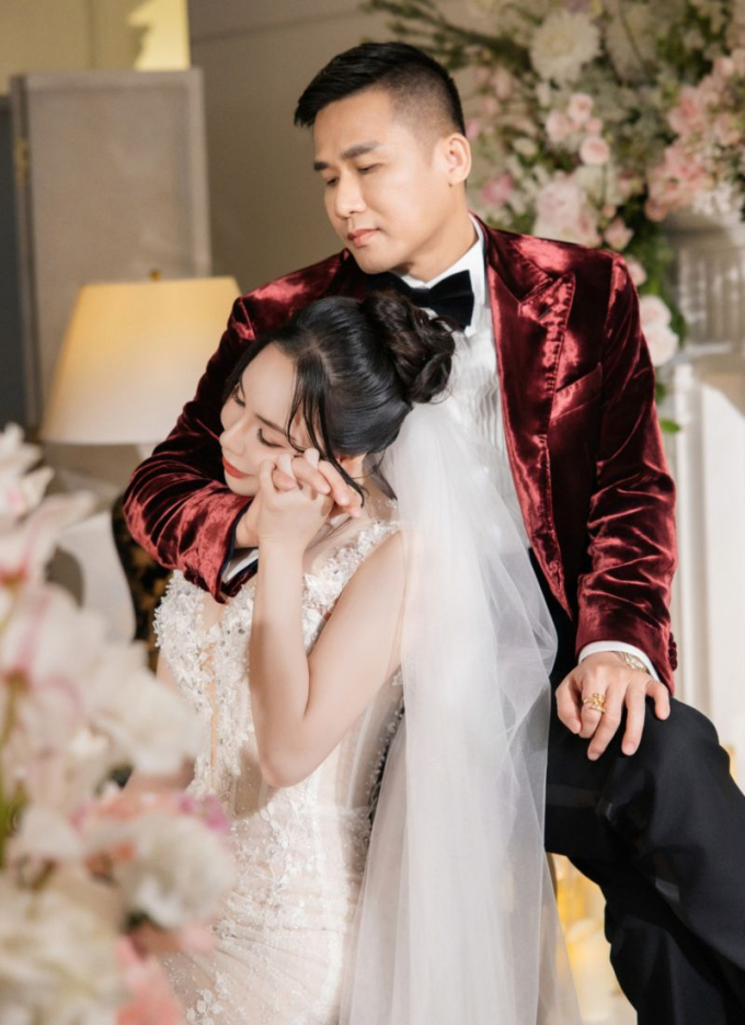 Hồ Quỳnh Hương viết ca khúc mới - “Đôi tim thuần khiết” dành tặng chồng doanh nhân