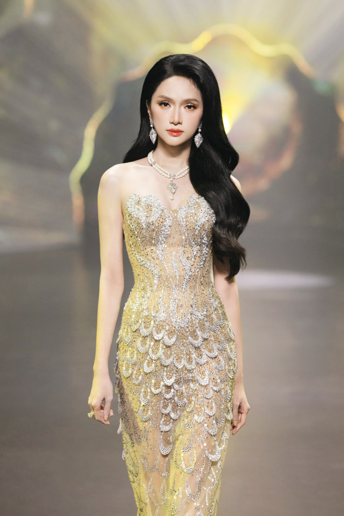 Show diễn Aurora’s Cry của NTK Nguyễn Minh Tuấn: Hương Giang mở màn đầy bất ngờ, Kim Duyên bùng nổ visual