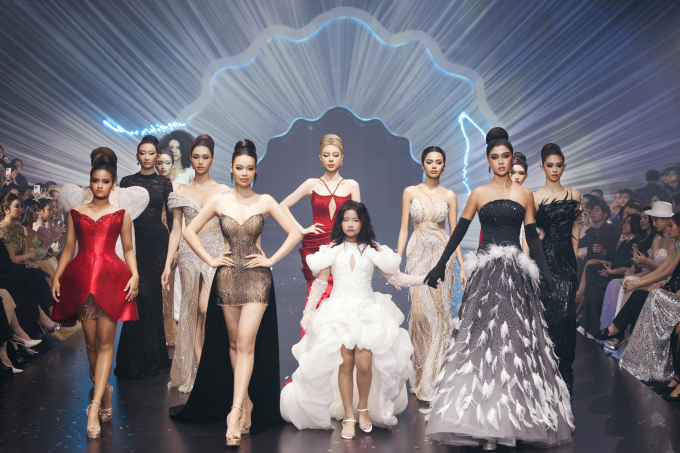 Show diễn Aurora’s Cry của NTK Nguyễn Minh Tuấn: Hương Giang mở màn đầy bất ngờ, Kim Duyên bùng nổ visual